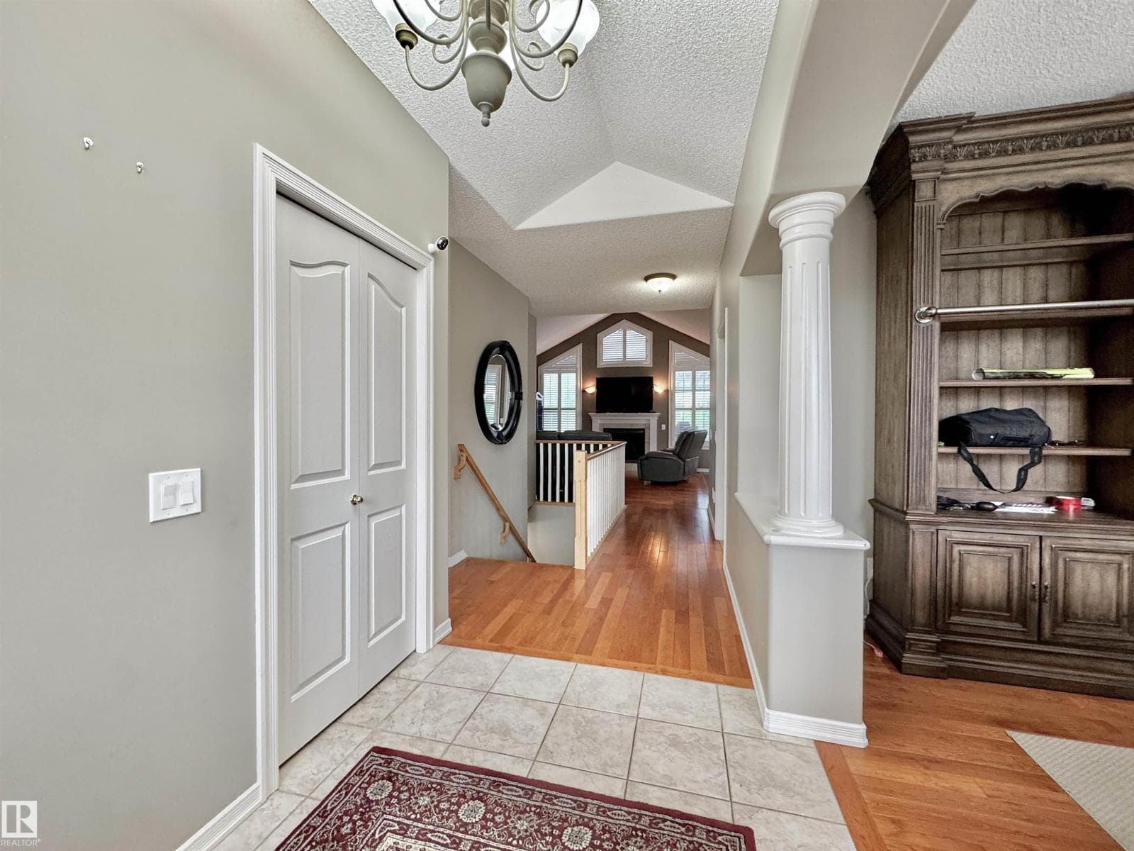 642 MEADOWVIEW CR — photo 2