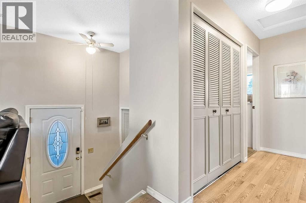323 Woodvale Crescent SW — photo 2