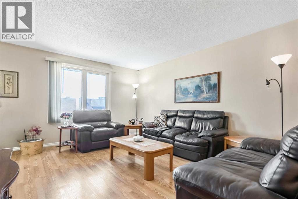 323 Woodvale Crescent SW — photo 3