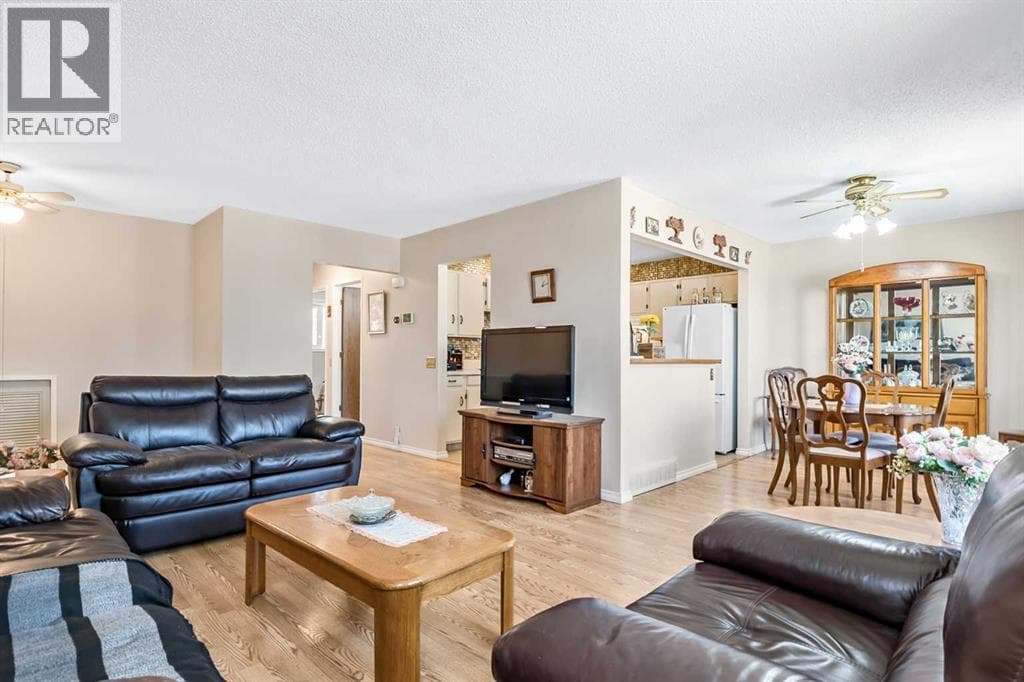 323 Woodvale Crescent SW — photo 5