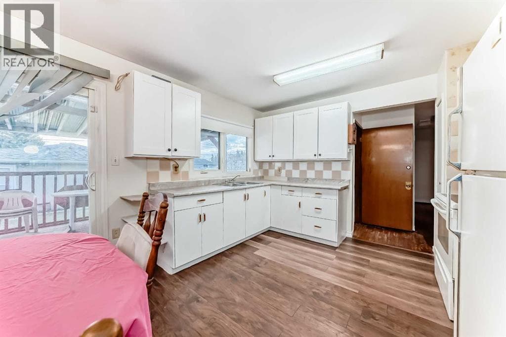 1527 49 Street SE — photo 3
