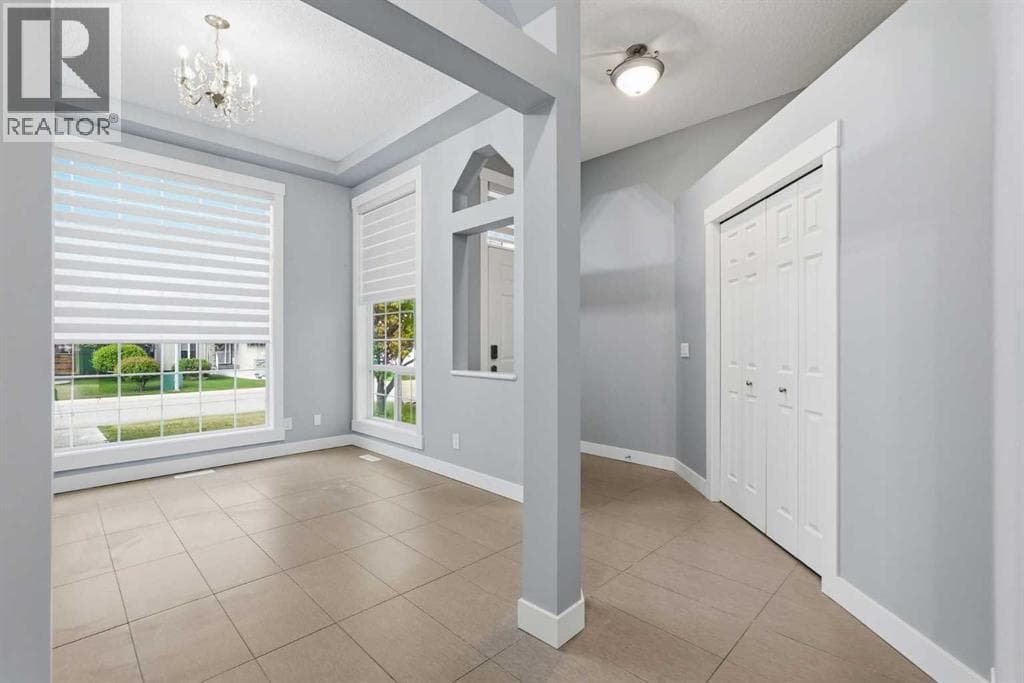 209 Oakmere Close — photo 3