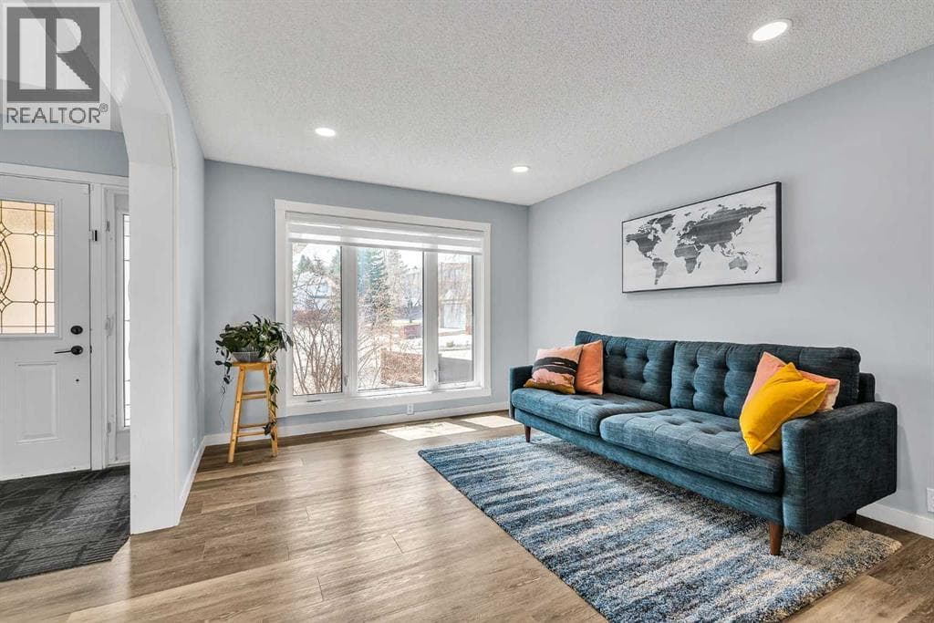 215 Edgevalley Mews — photo 4