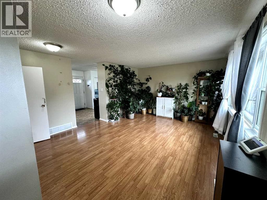 1634 5A Street — photo 2