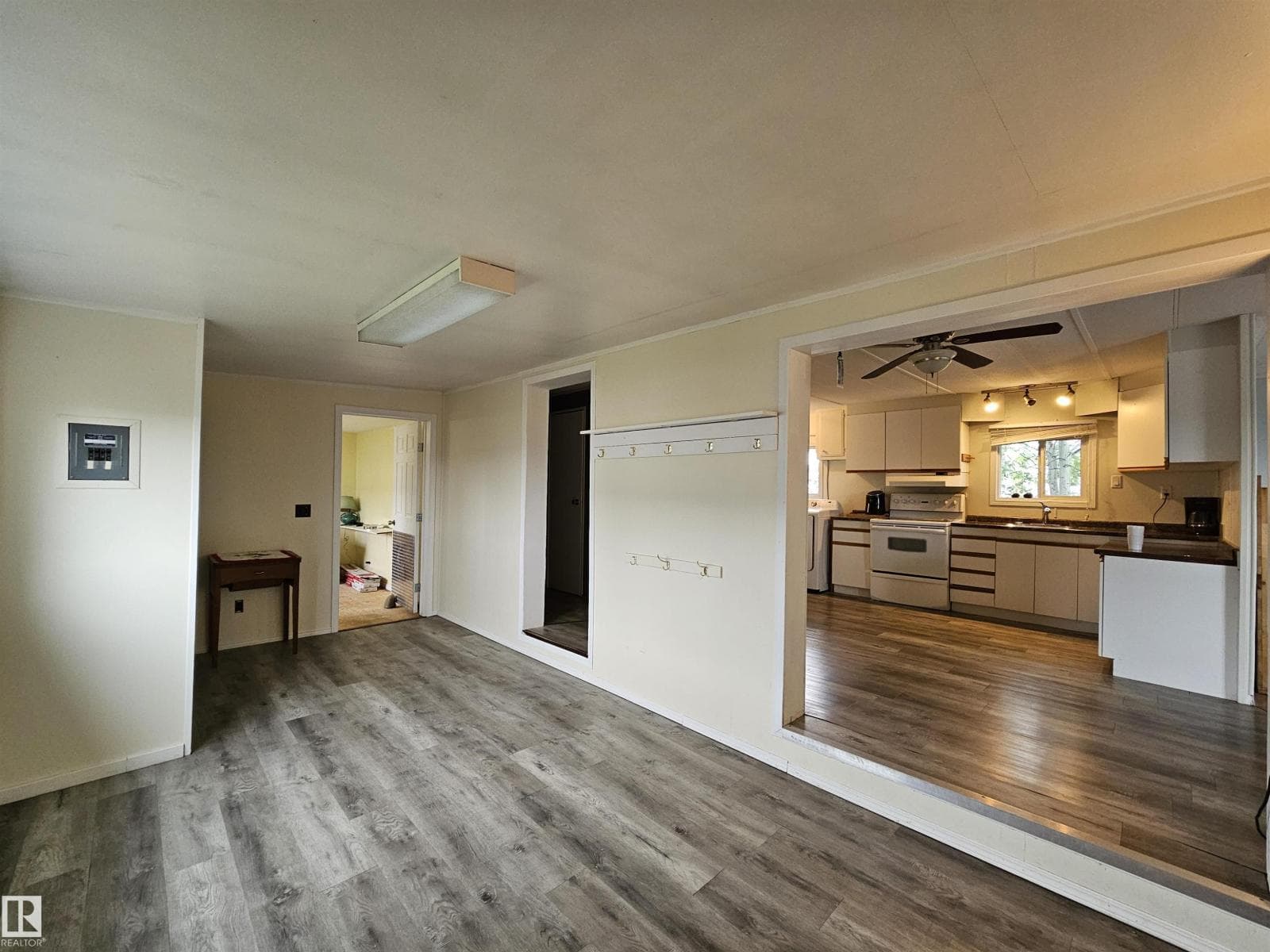 C17 - 6402 52 AV — photo 3