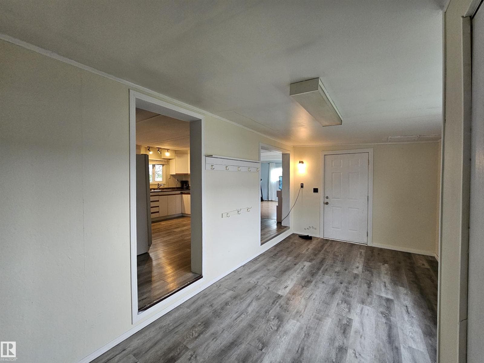C17 - 6402 52 AV — photo 4