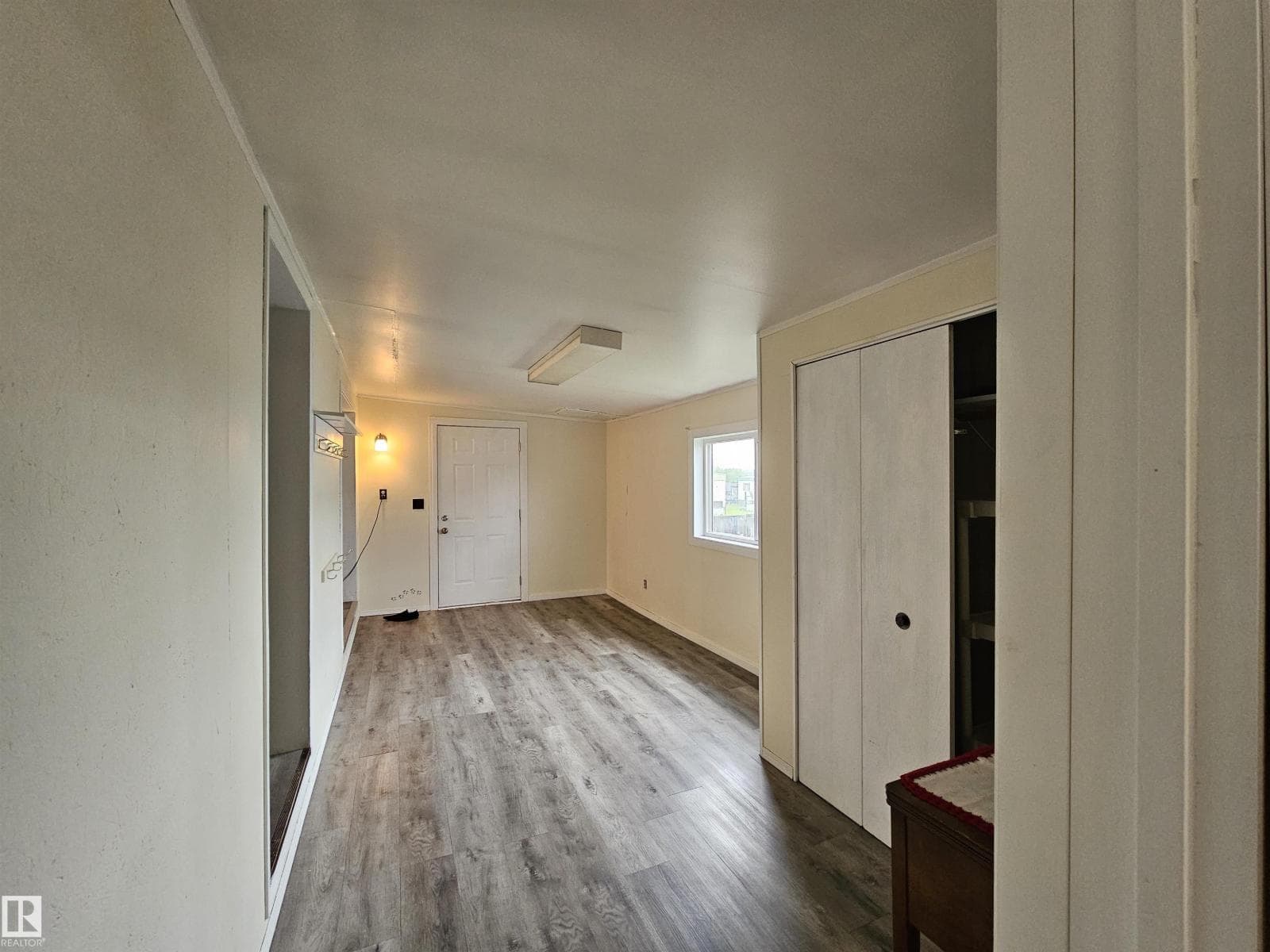 C17 - 6402 52 AV — photo 5