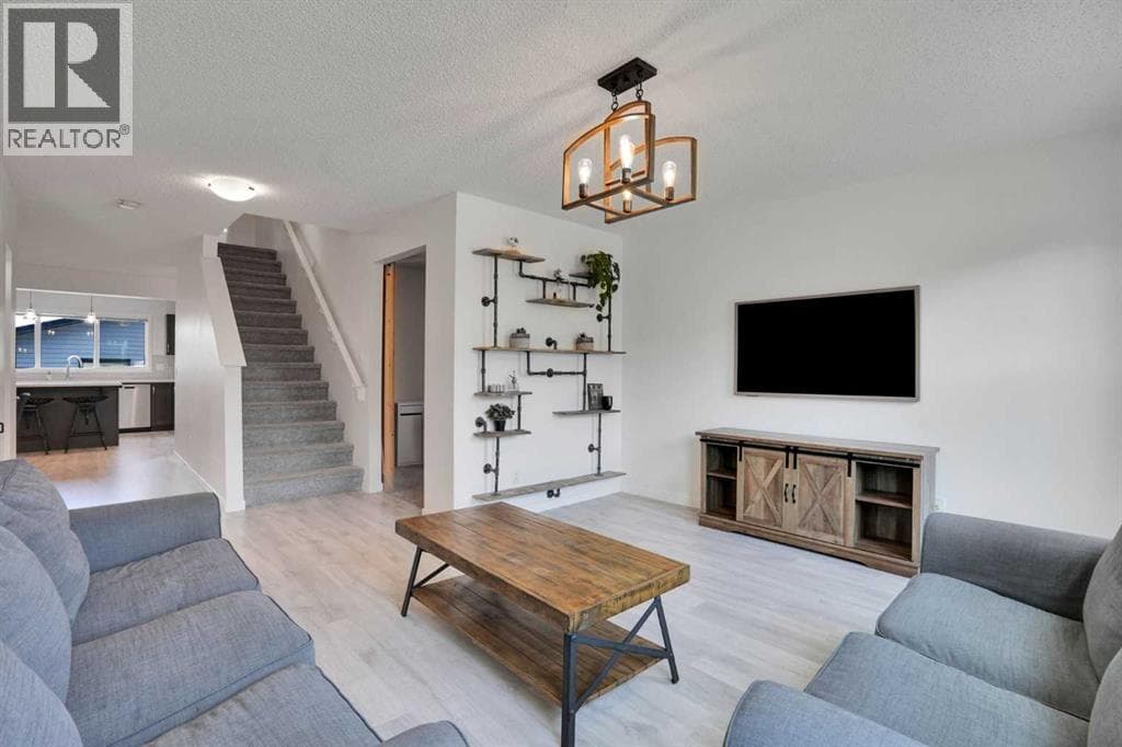 209 Copperpond Parade SE — photo 4