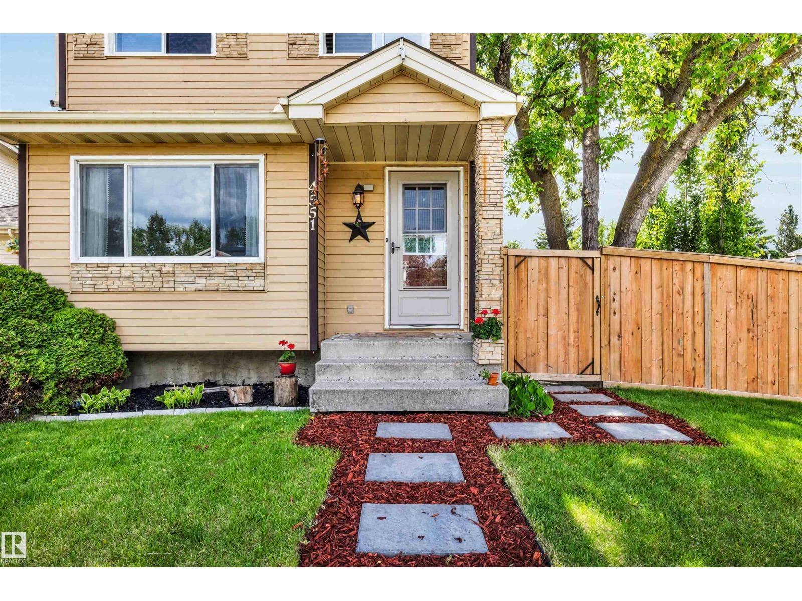 4551 33A AV NW — photo 4