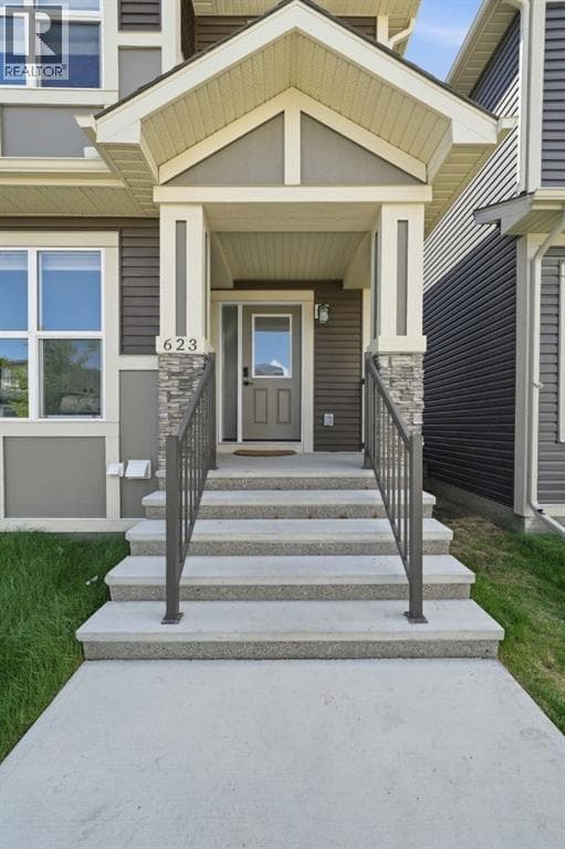 623 Savanna Crescent NE — photo 2