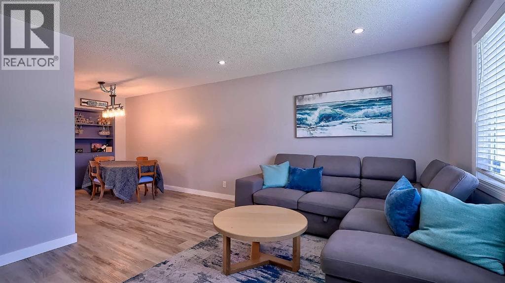 2037 50 Avenue SW — photo 4