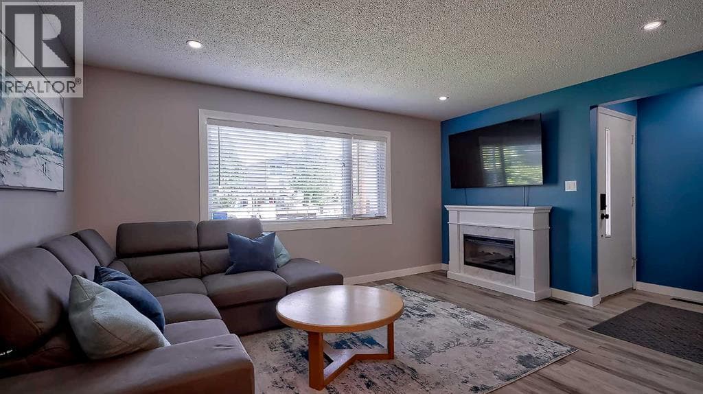 2037 50 Avenue SW — photo 5