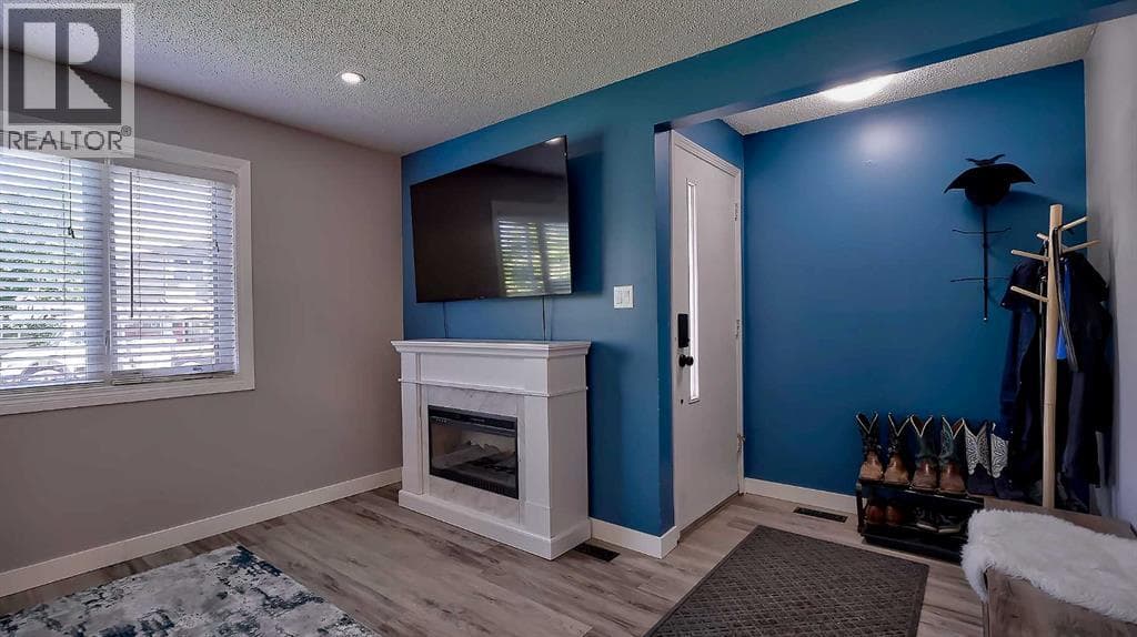 2037 50 Avenue SW — photo 2
