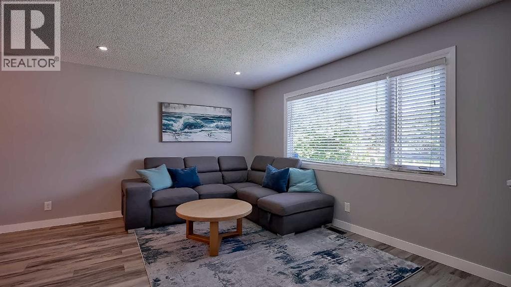 2037 50 Avenue SW — photo 3