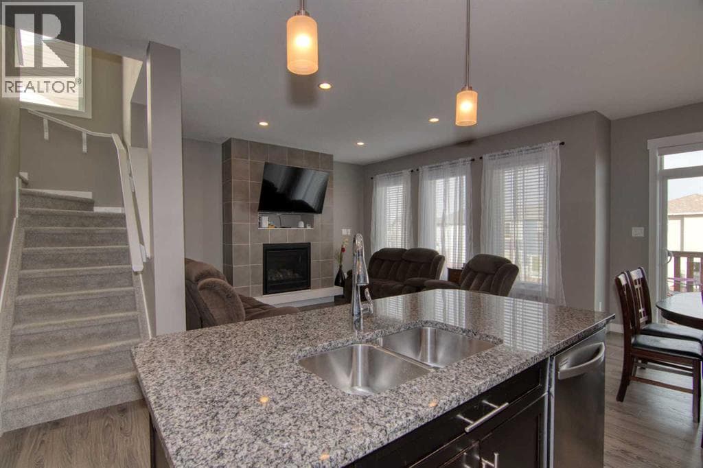 559 Moonlight Lane W — photo 4