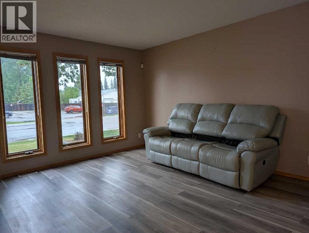4727 44 Street — photo 3