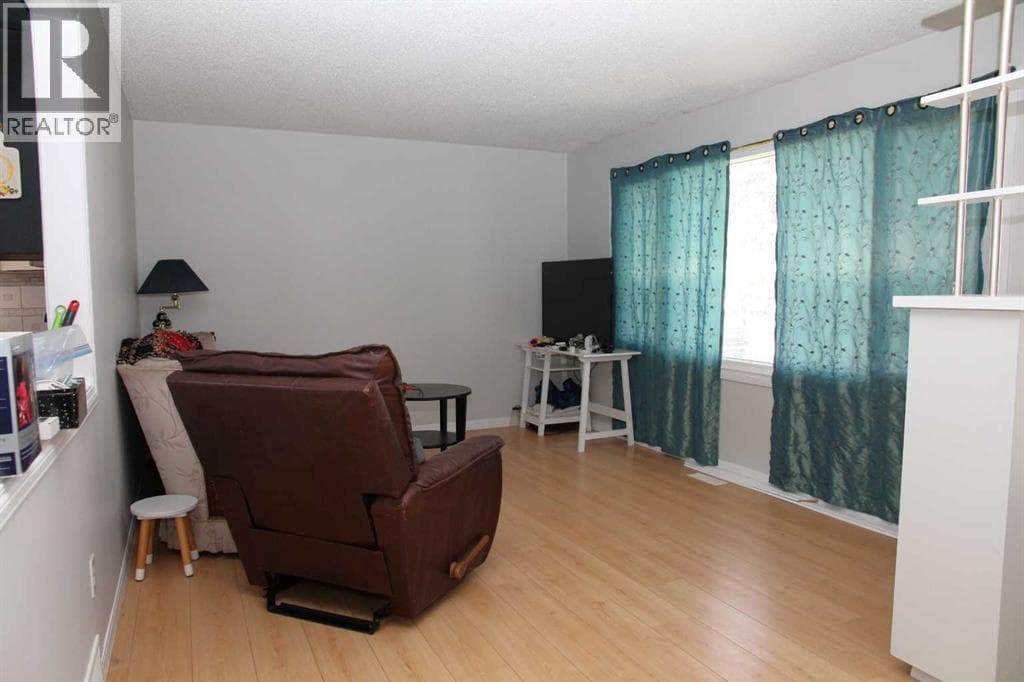3907 49 Avenue — photo 3