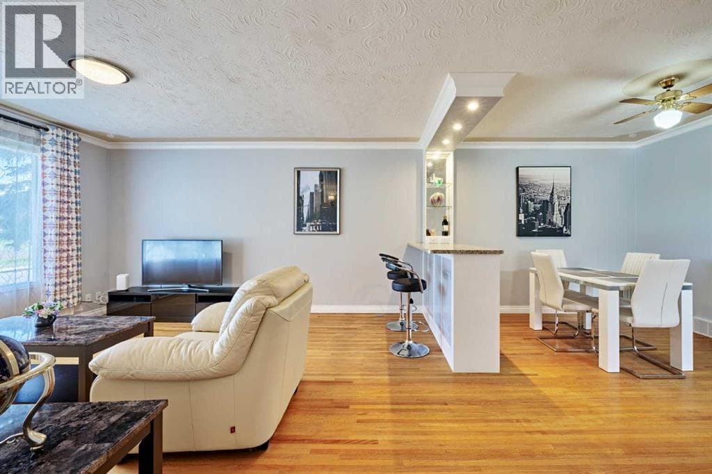 812A 69 Avenue SW — photo 3