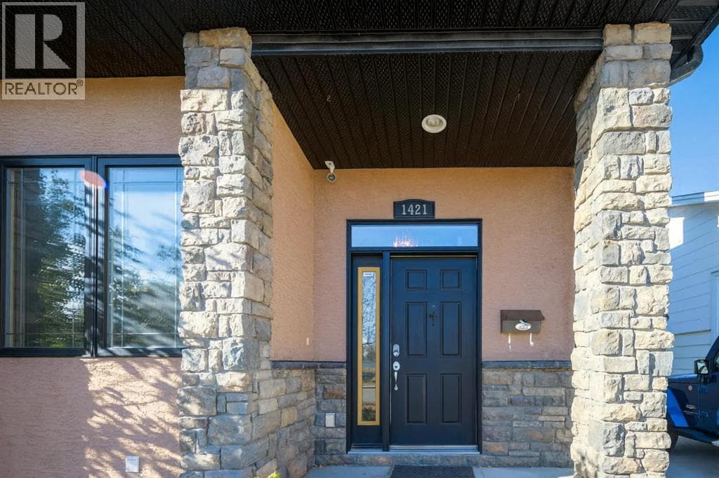 1421 40 Street SW — photo 2