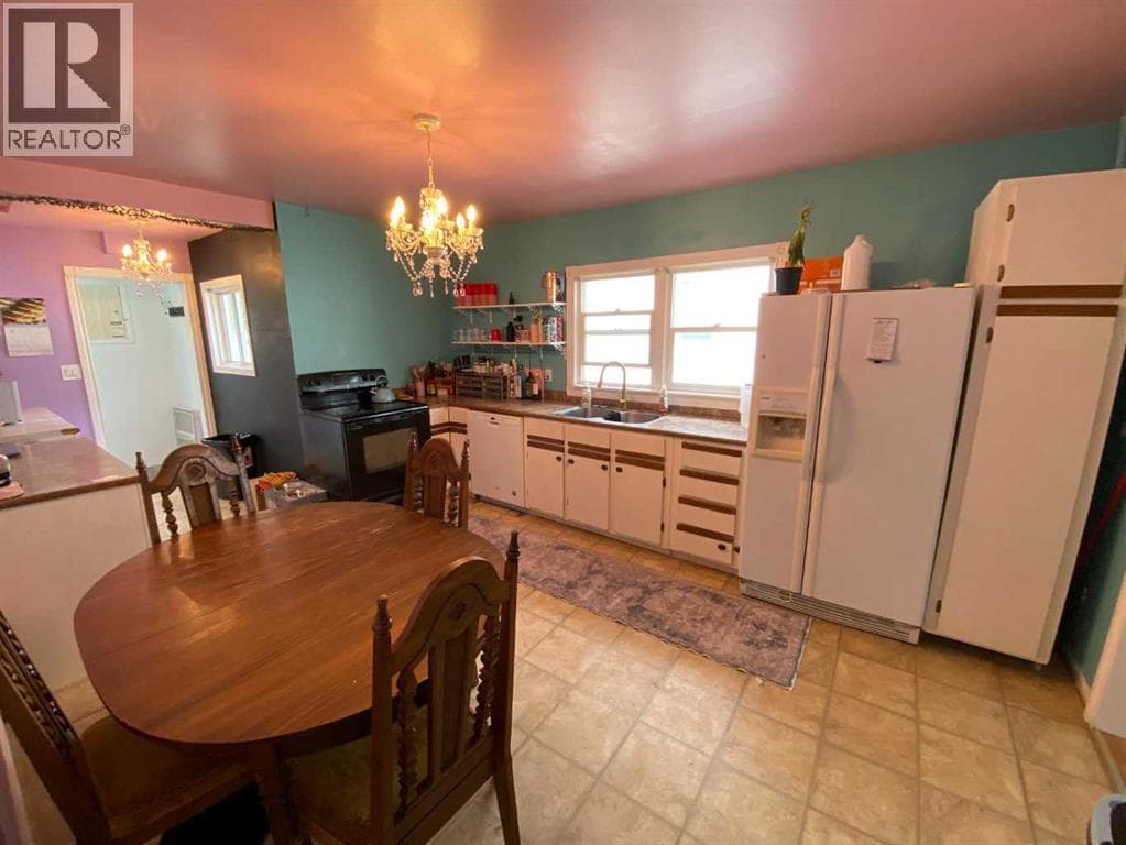 23 Pine Avenue W — photo 5
