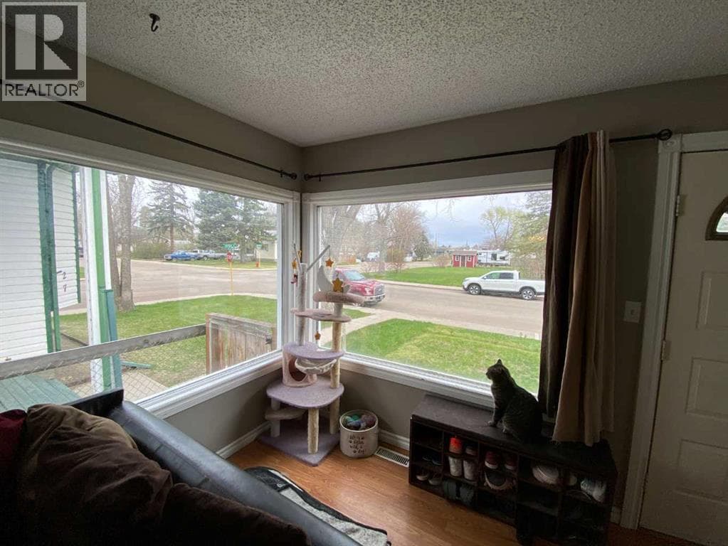 23 Pine Avenue W — photo 2