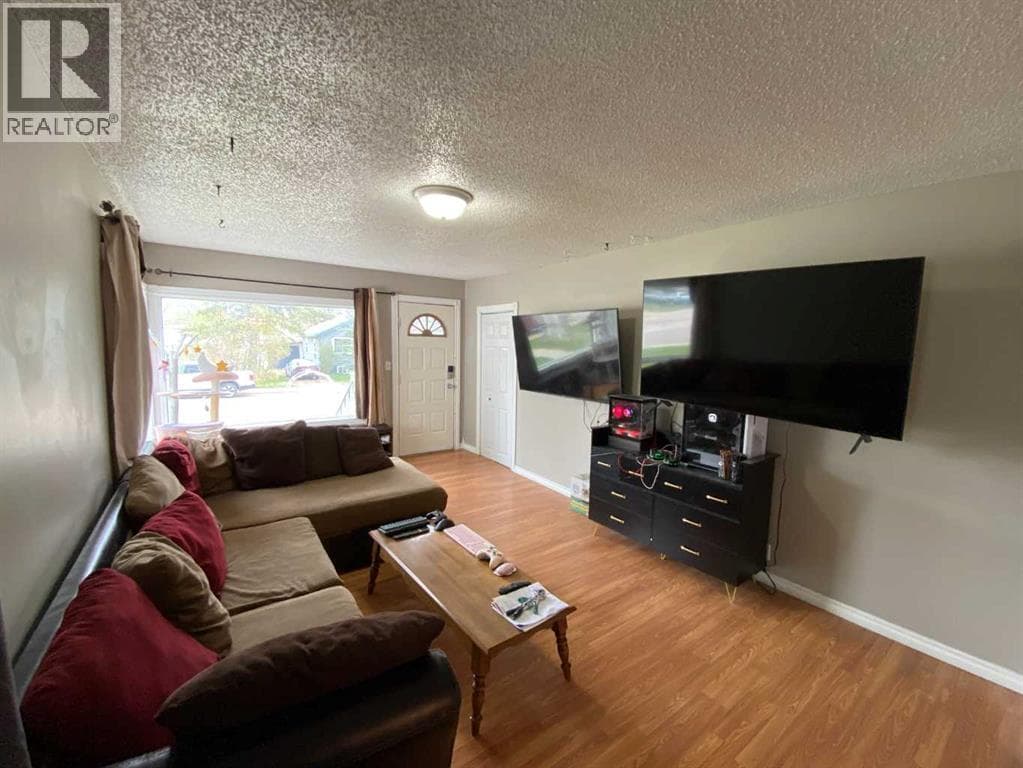 23 Pine Avenue W — photo 3