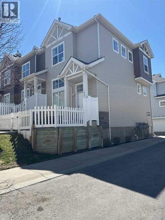 241 Elgin Gardens SE — photo 2