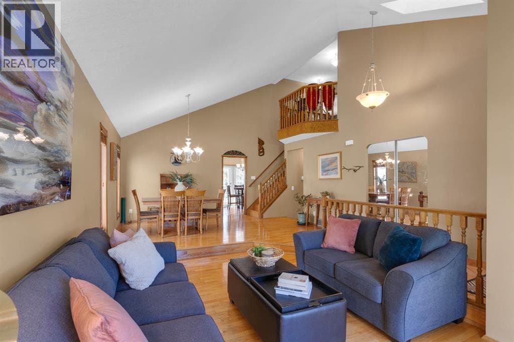 147 Hawkcliff Way NW photo 3