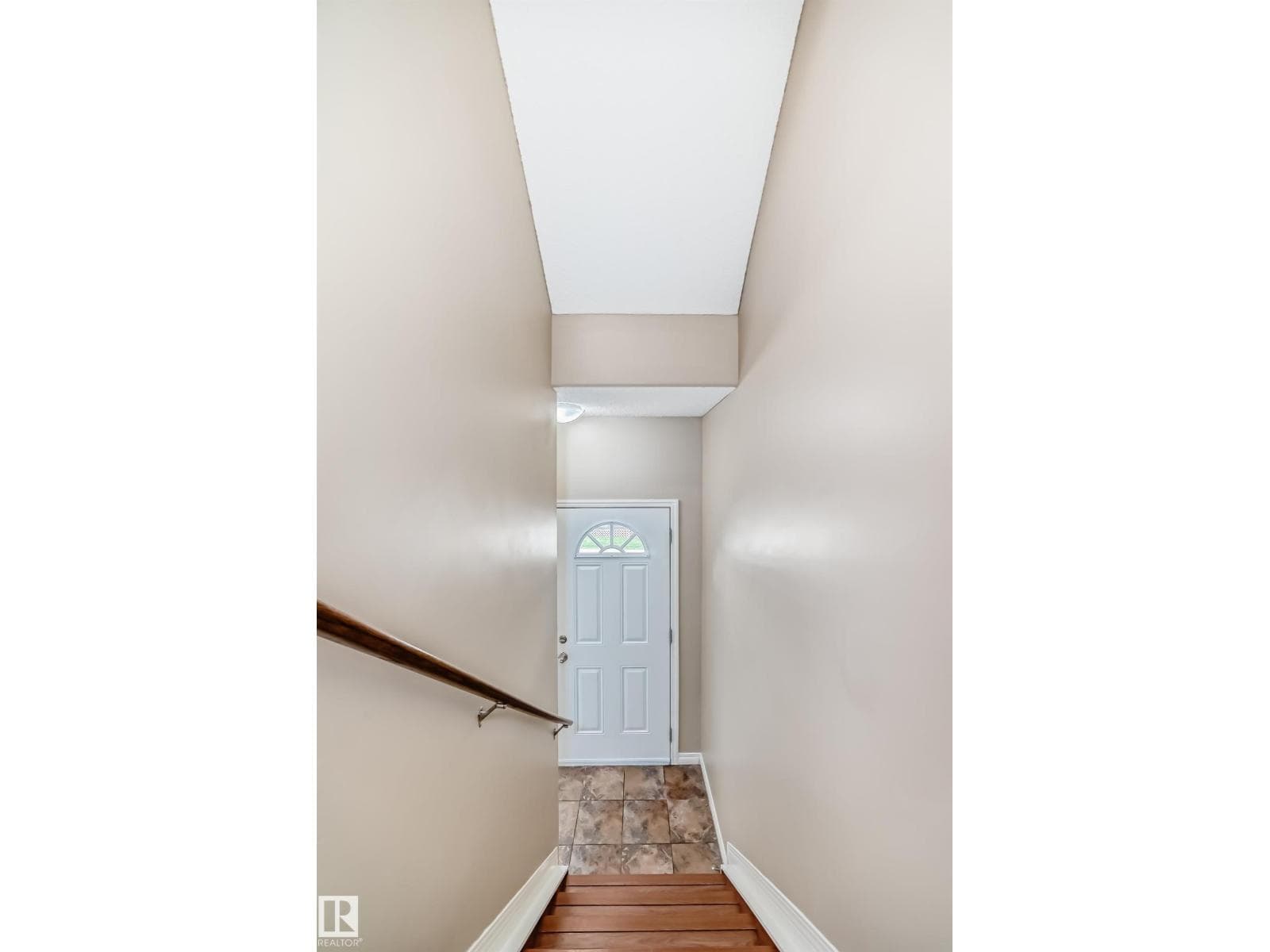 #4 5102 30 AV — photo 2