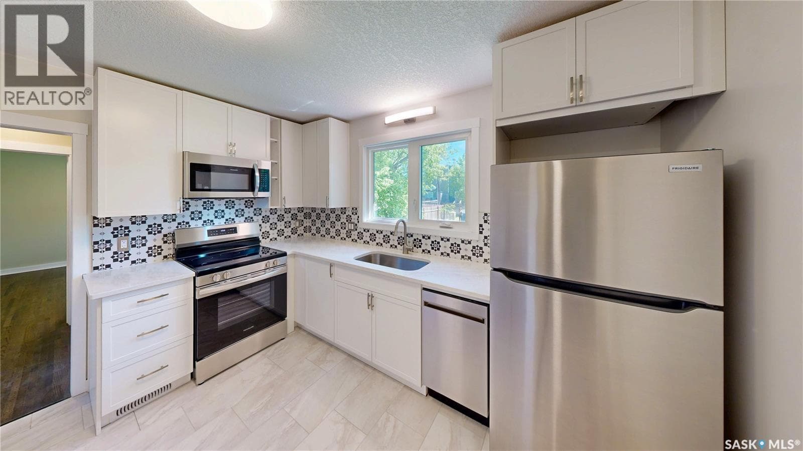 909 Arthur STREET — photo 2