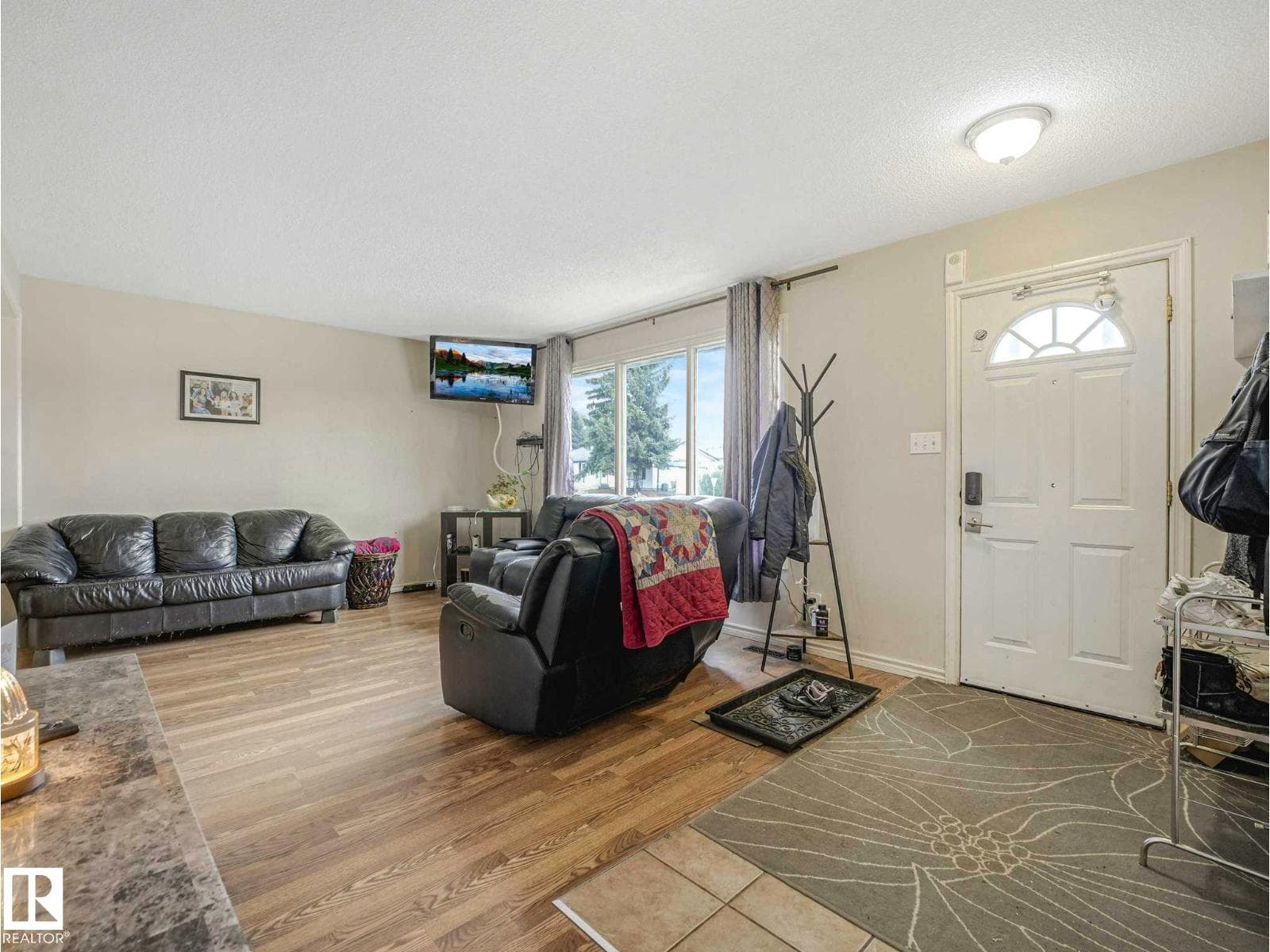 4902 52 AV — photo 5