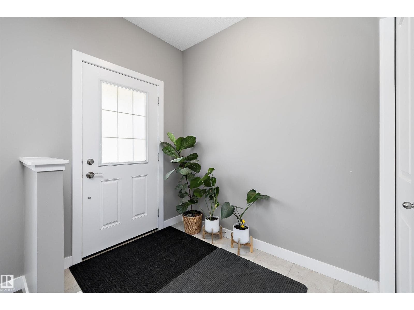 8412 24 AV SW — photo 3