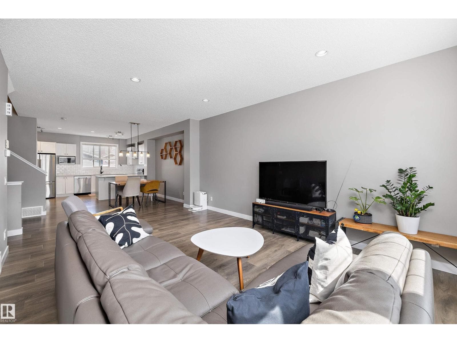 8412 24 AV SW — photo 5