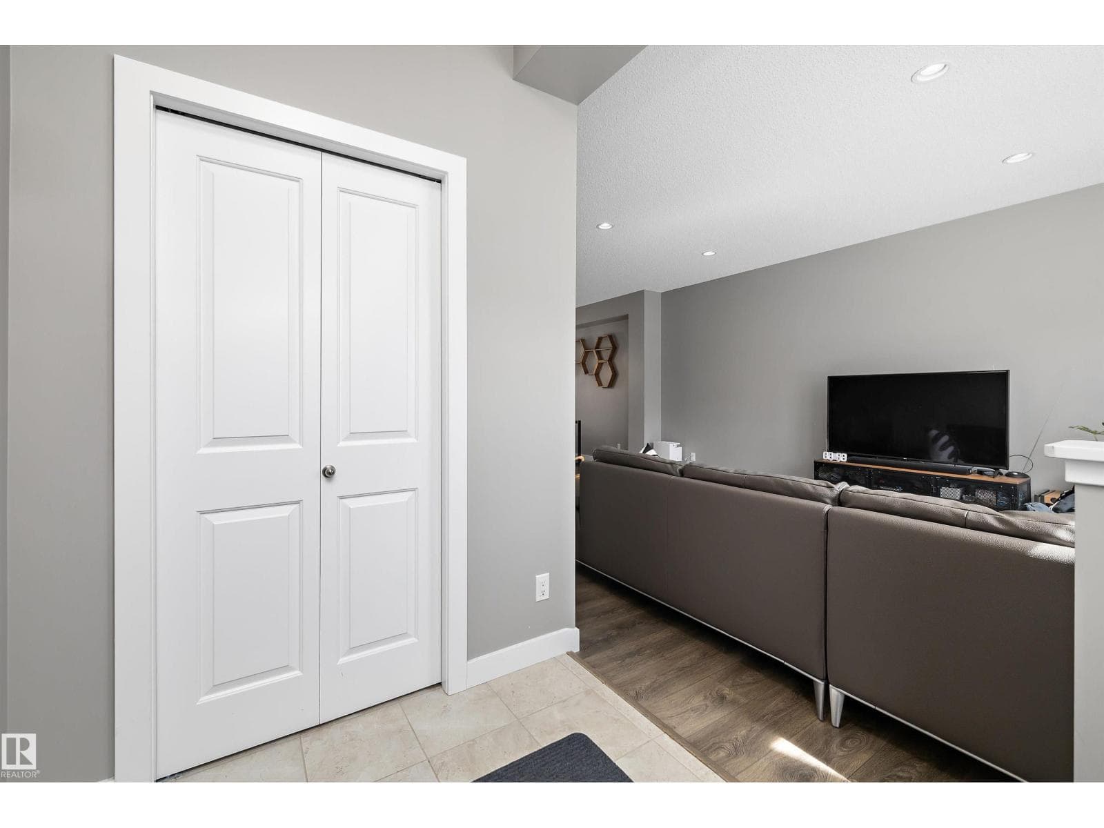 8412 24 AV SW — photo 4