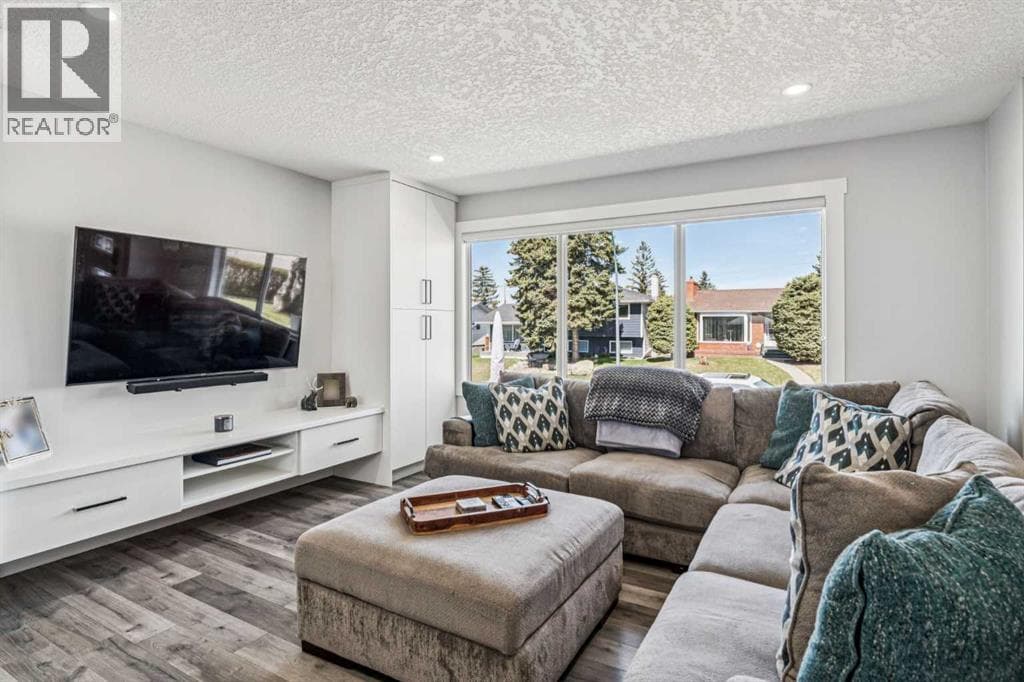 2219 Munro Drive NE — photo 3