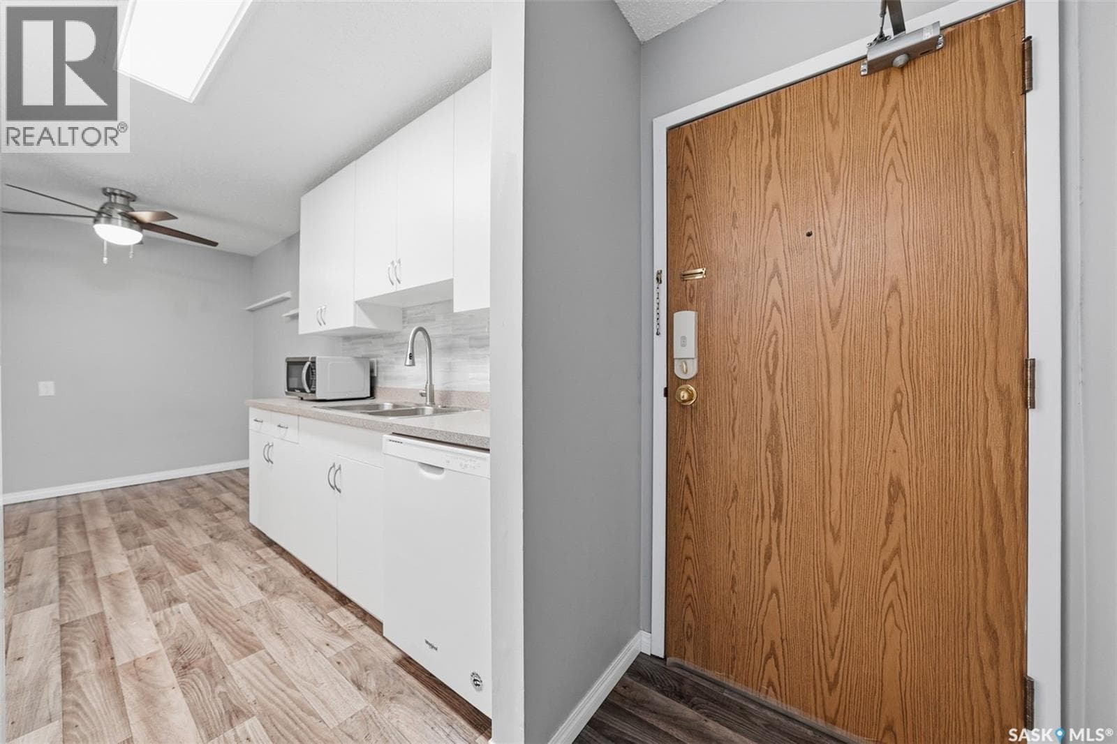 307 207 Tait PLACE — photo 5