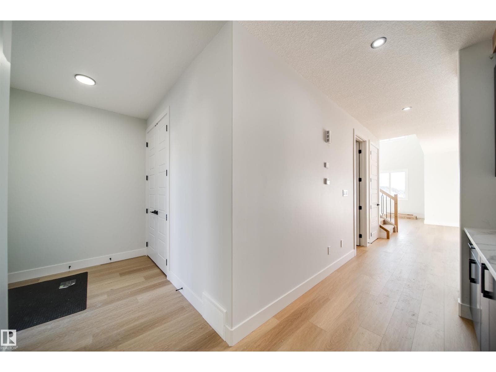 7027 177 AV NW — photo 3