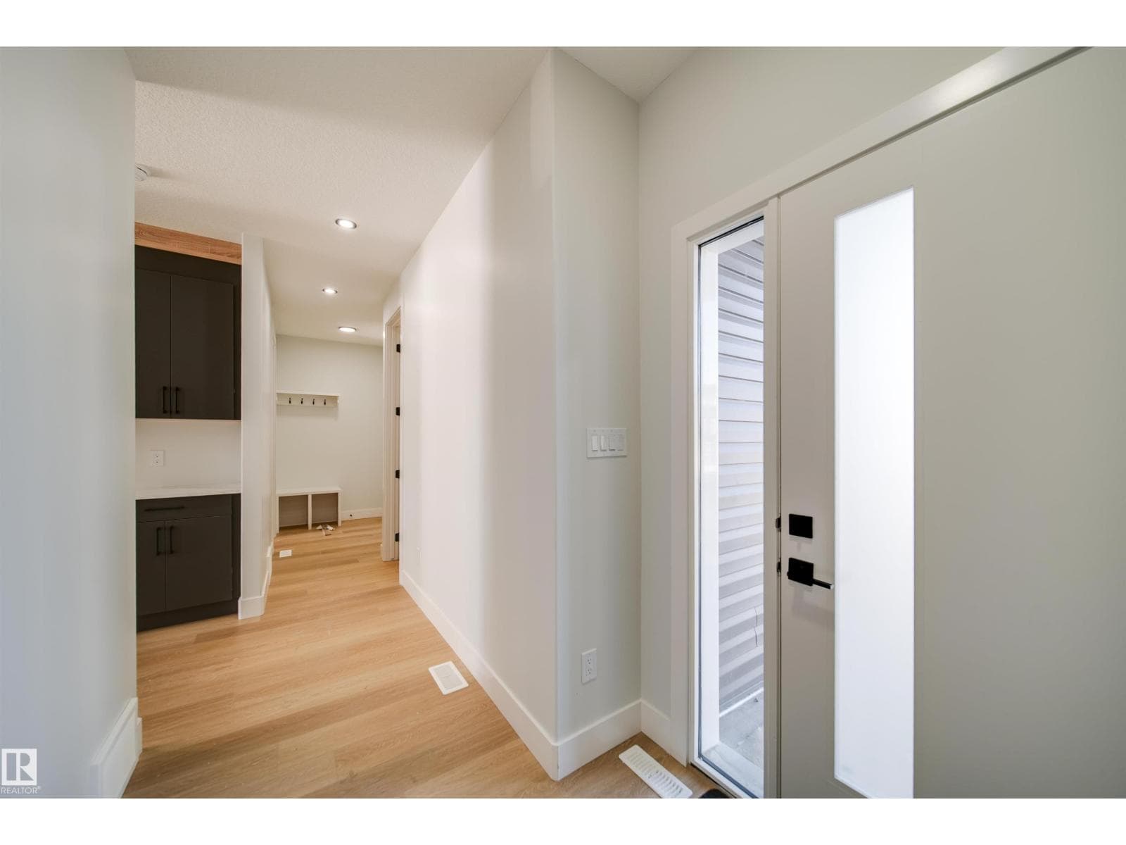 7027 177 AV NW — photo 4