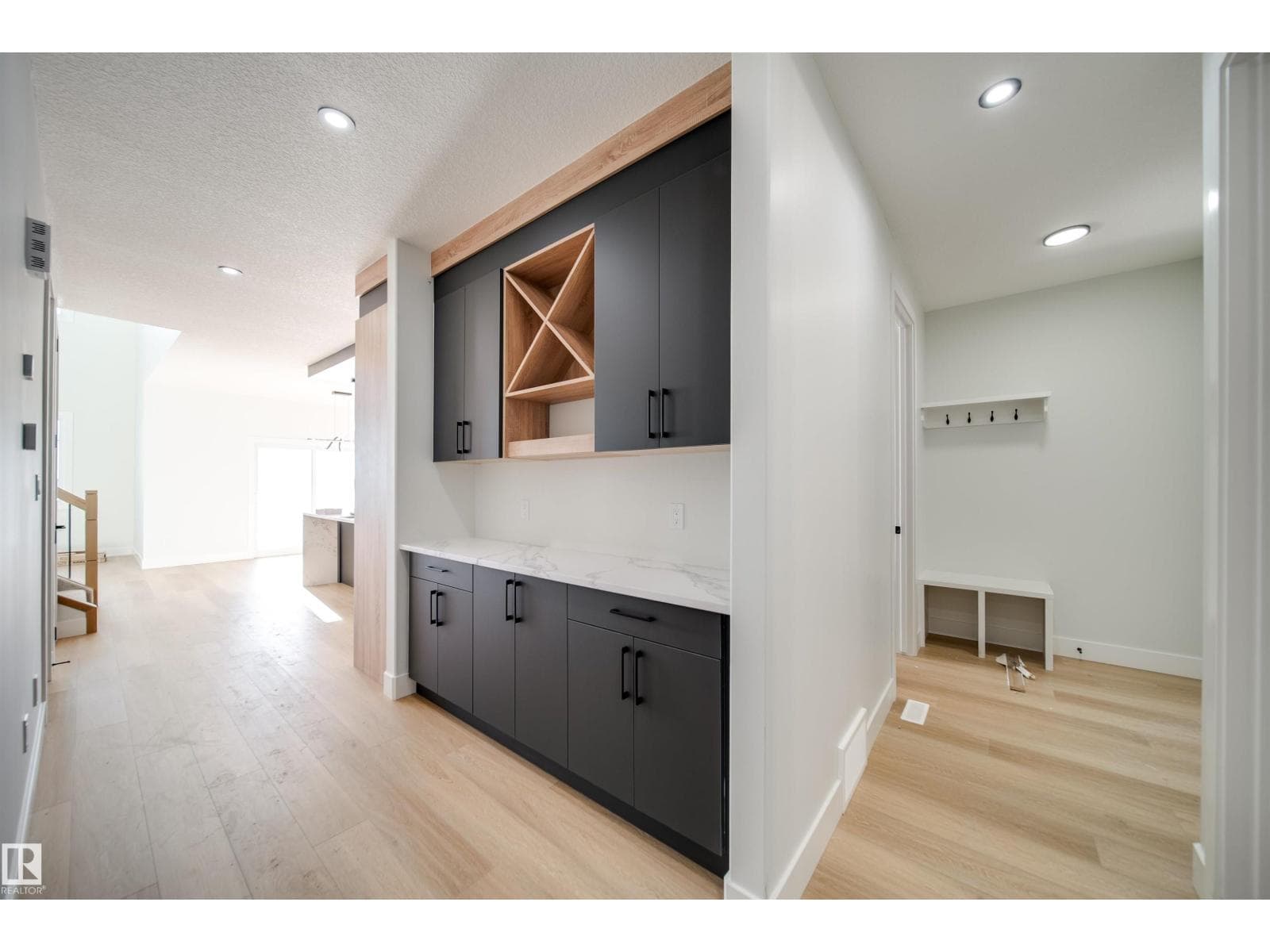 7027 177 AV NW — photo 5
