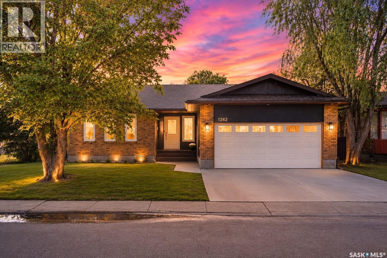 1262 James CRESCENT