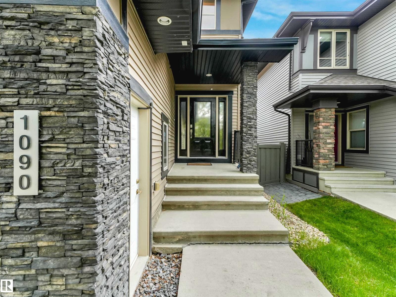 1090 ARMITAGE CR SW — photo 5