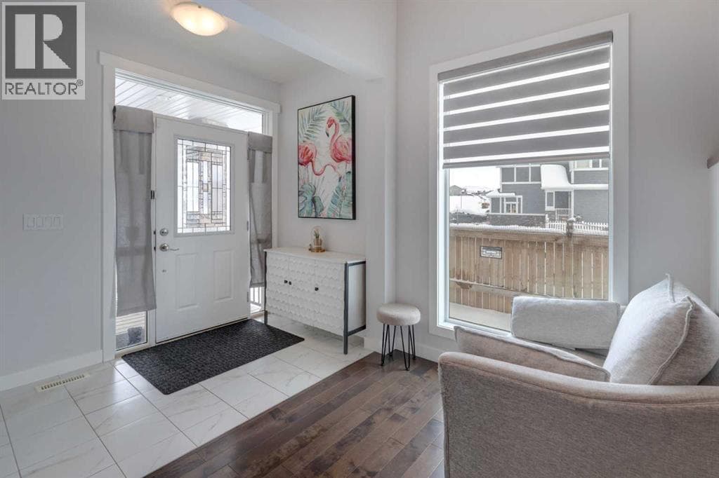 546 Sherwood Boulevard NW — photo 2