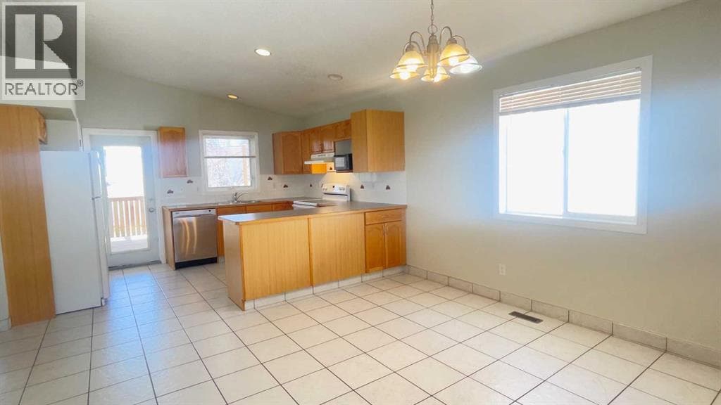 34 Blackfoot Road W — photo 5