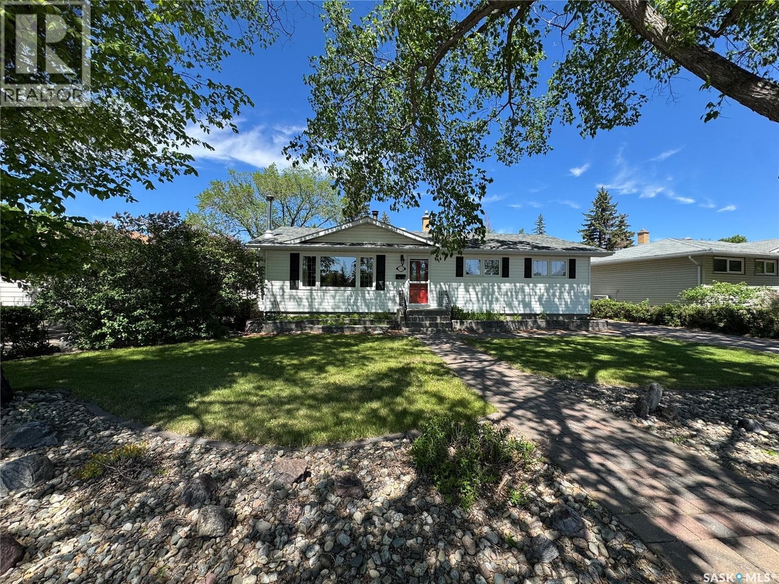 712 Douglas Park CRESCENT E — photo 2