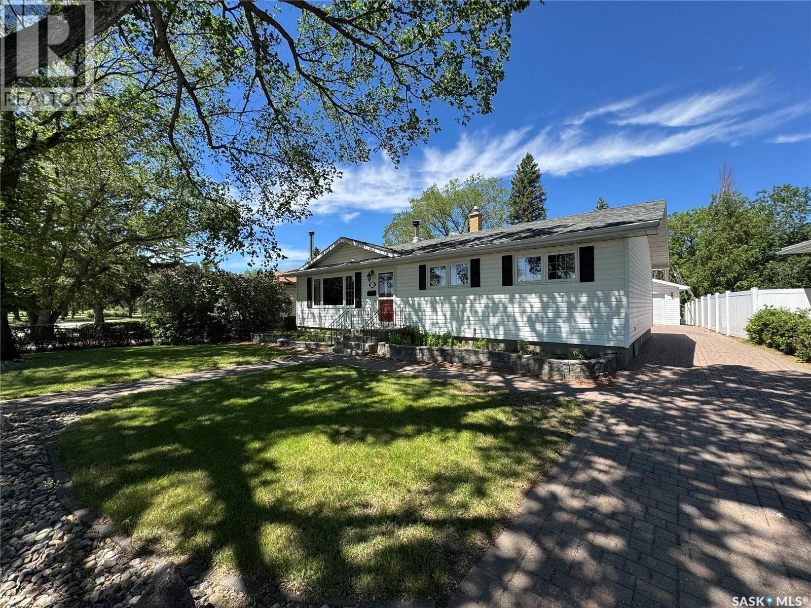 712 Douglas Park CRESCENT E — photo 3