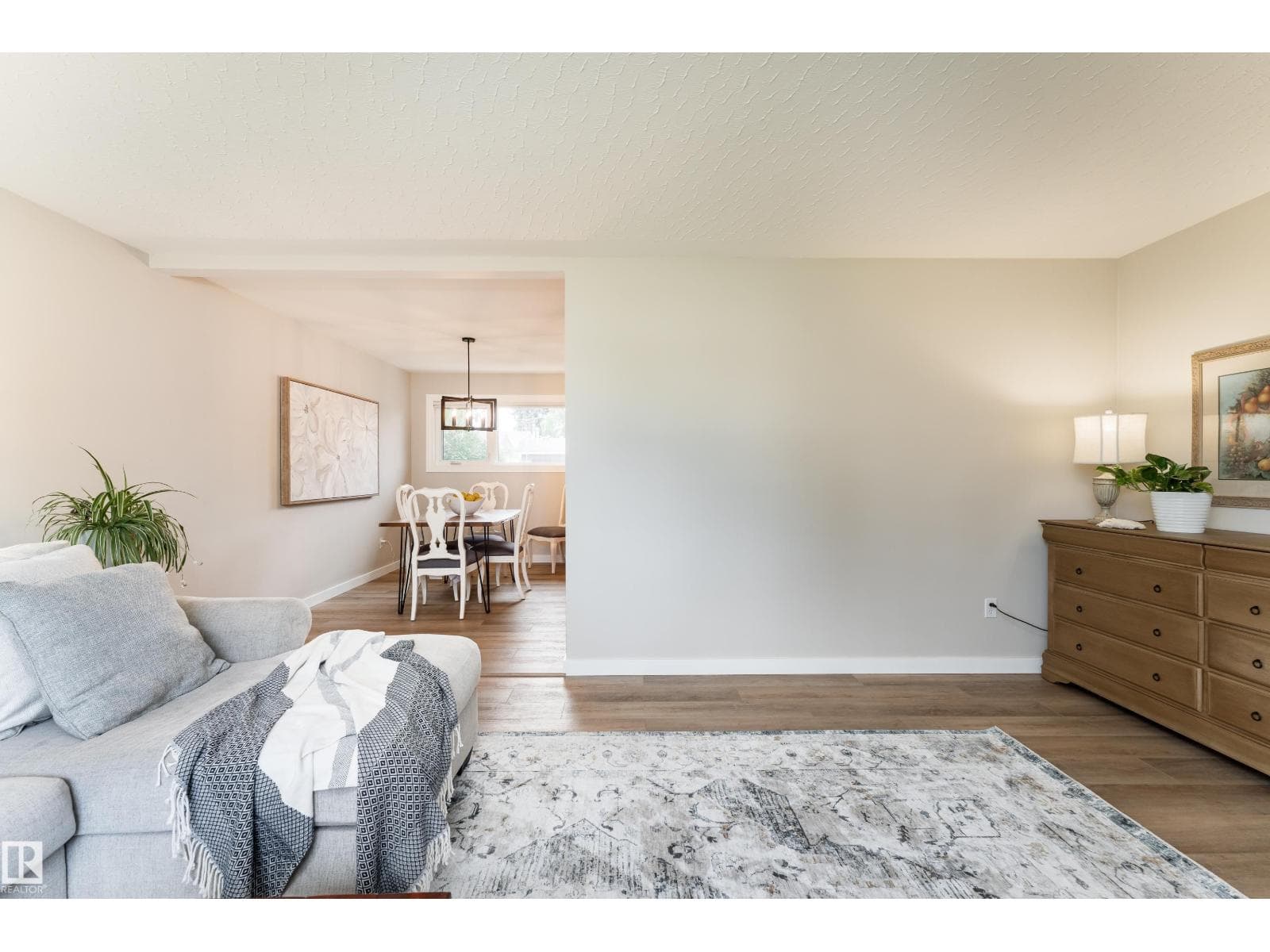 7223 95 AV NW — photo 4