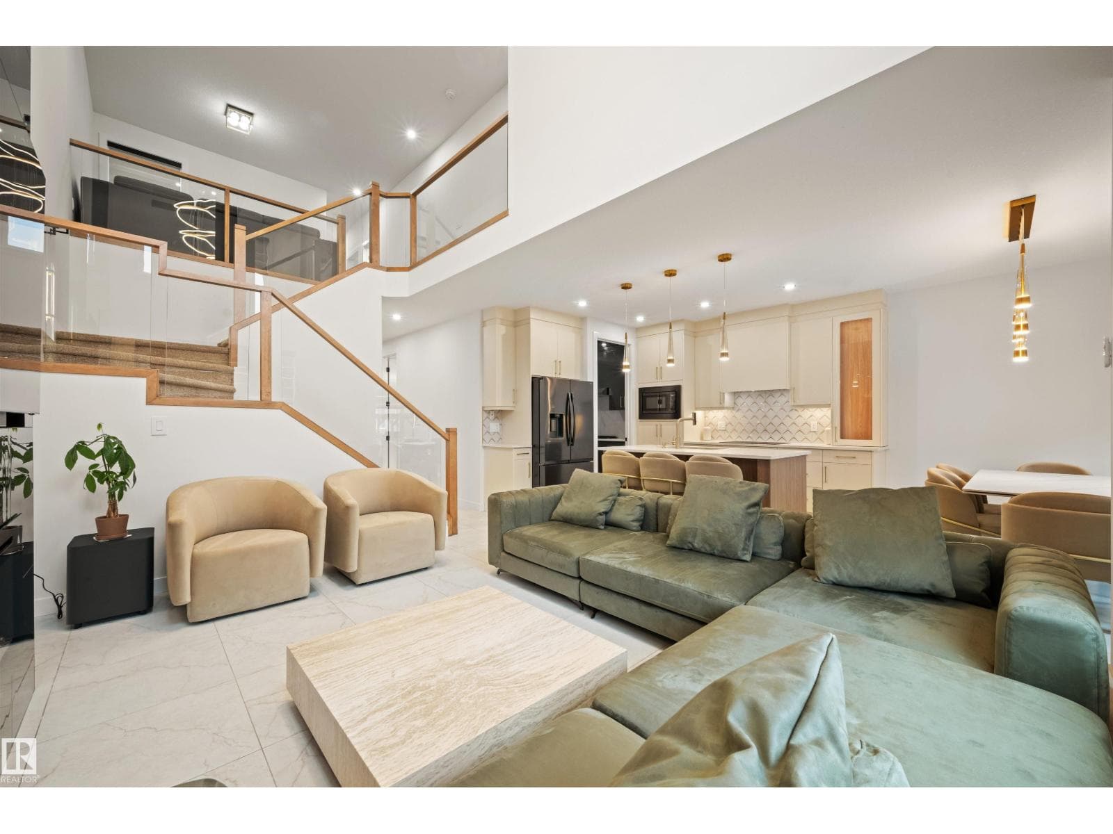 3512 45 AV NW