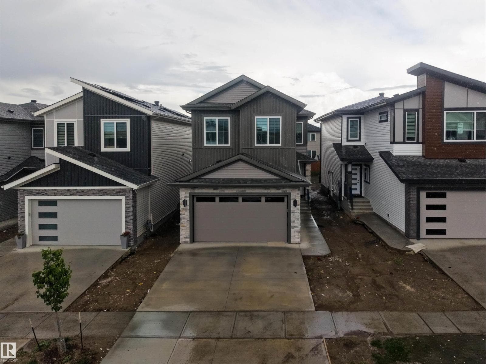 3512 45 AV NW — photo 2