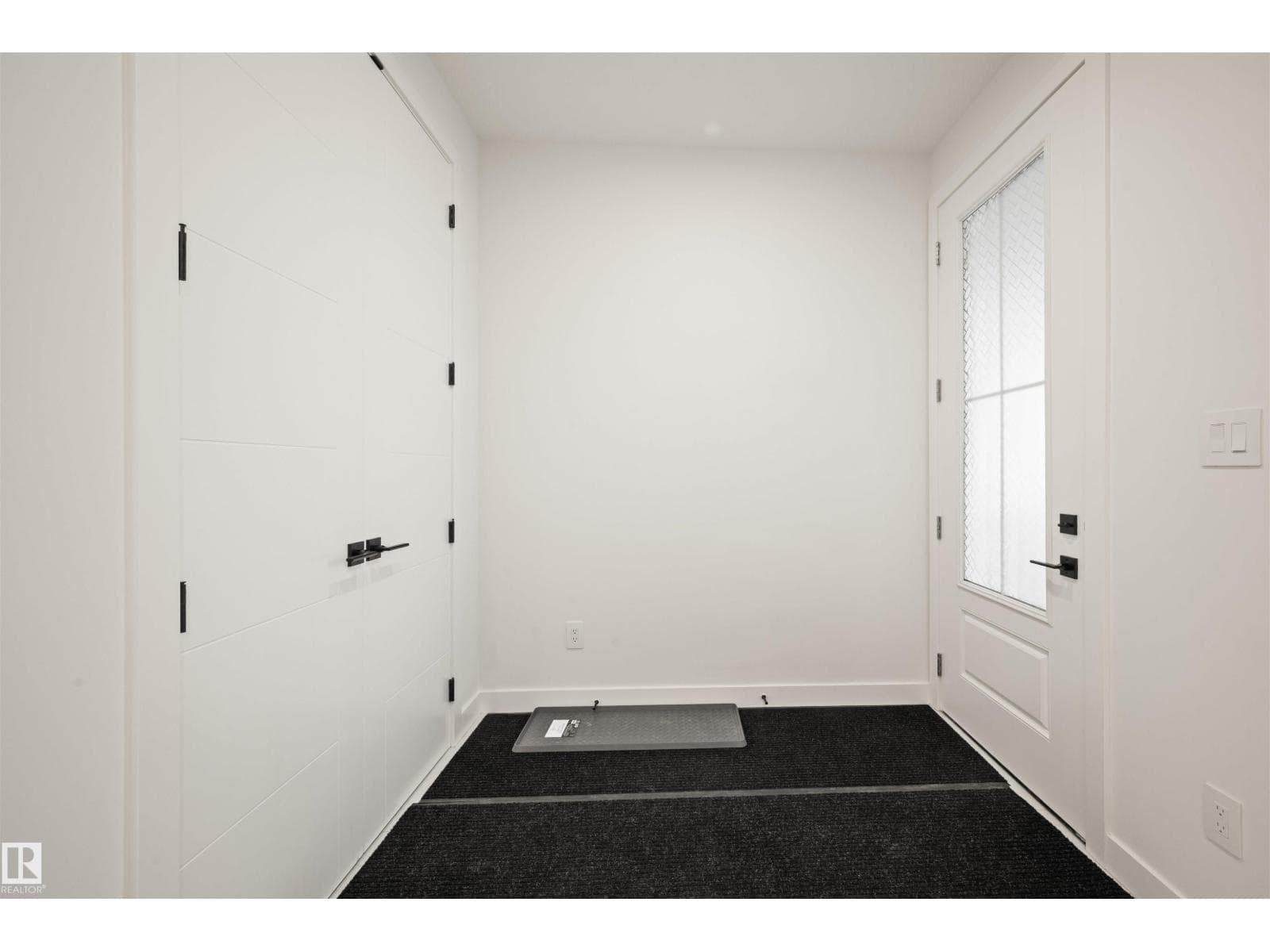 3512 45 AV NW — photo 4