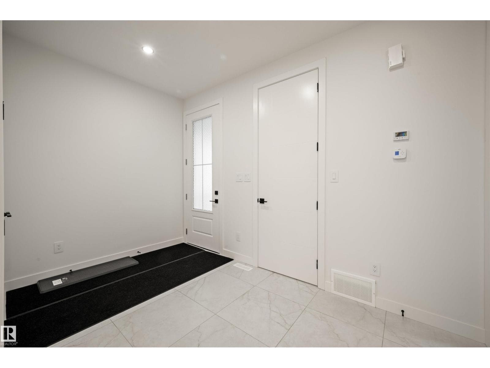 3512 45 AV NW — photo 5